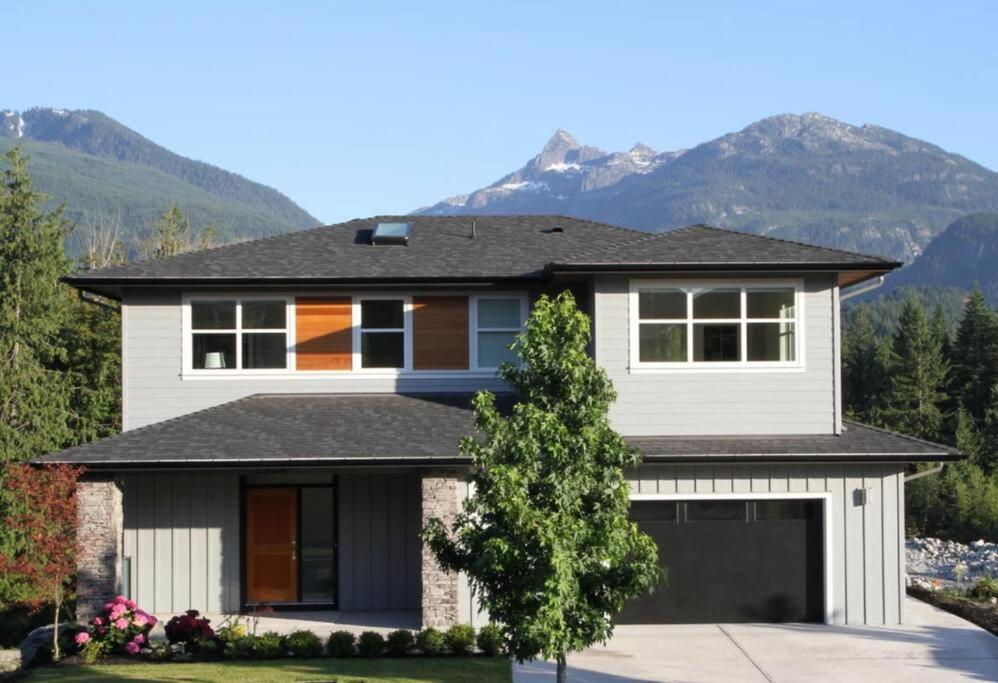 Mountain Serenity Meets Luxury Squamish Exterior foto